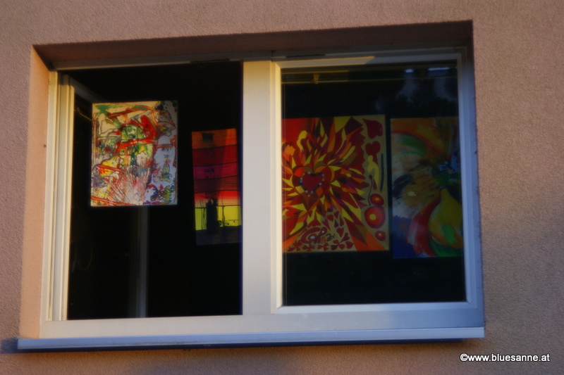 Bluesanne-Kunst im Fenster zum Hof