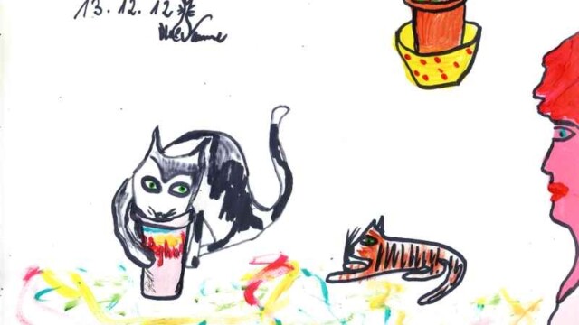 Charlie liebt es, Joghurtbecher aus zu schlecken, ein Genuss, das zu beobachten131212