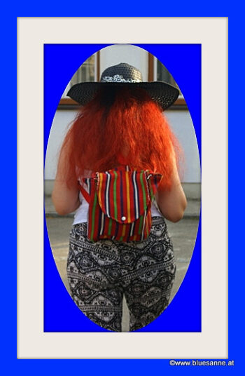 Bluesanne Rückenansicht mit Rucksack und Hut