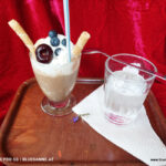 Eiskaffee, Glas, Heidelbeeren, Kirsche, Schlagobers