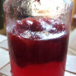 -ein Glas mit Erdbeermarmelade
