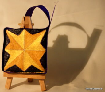 ViolettStar 15.11.2012 7 x 7 cm Acryl + Varnish auf Leinwand + Staffel